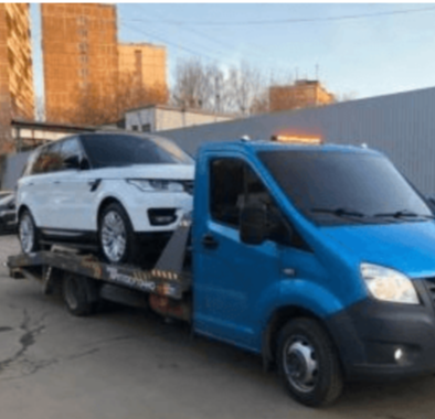 Белый внедорожник на эвакуаторе