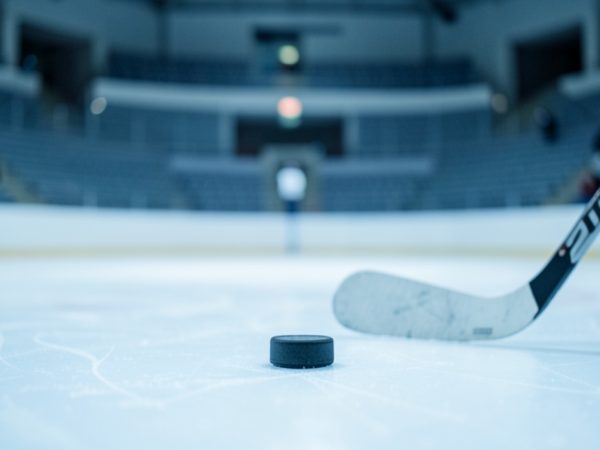Обложка лонгрида о хоккейном матче QMJHL между двумя канадскими командами