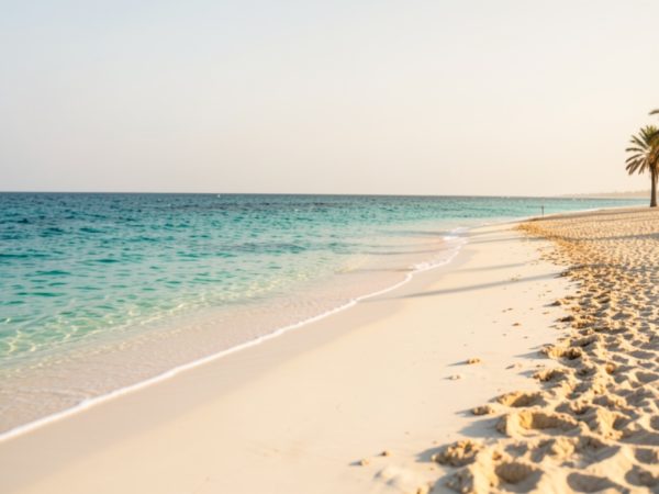 Широкий песчаный пляж с белым песком у моря