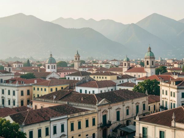 Панорама города Эквадора с красночерепичными крышами и горами на фоне